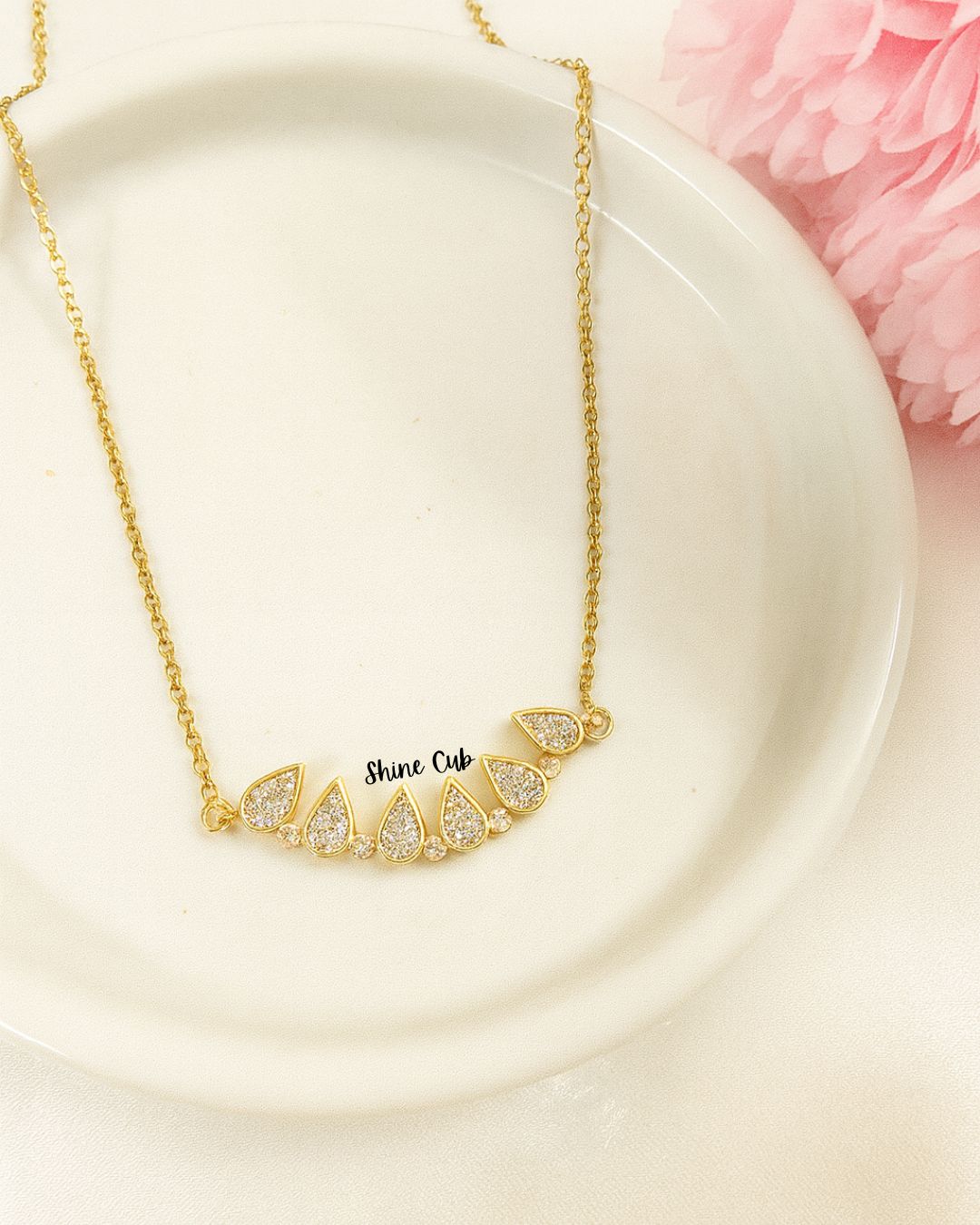 Petaluxe Magnetic Necklace